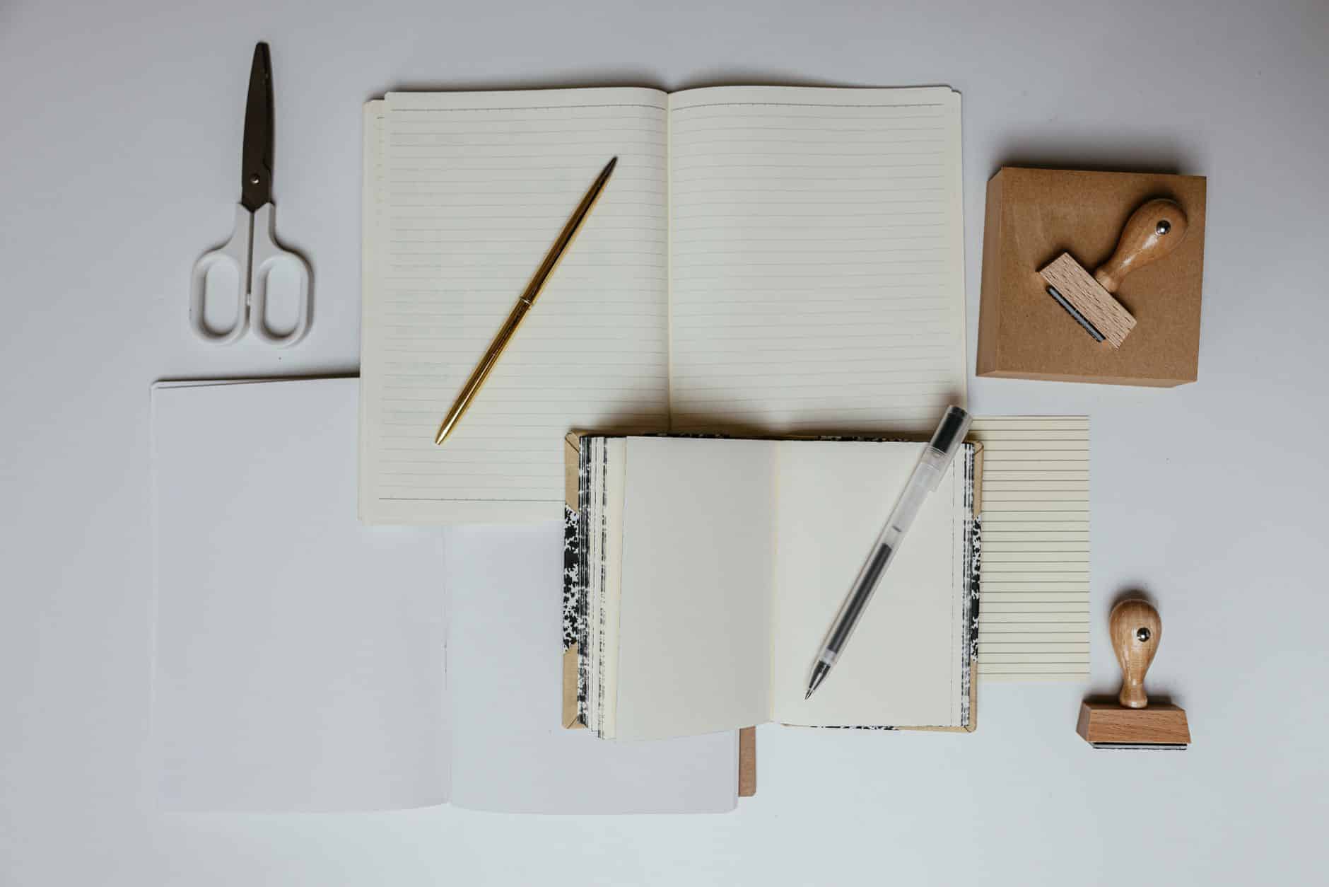 Carnet de notes ouvert sur un bureau.