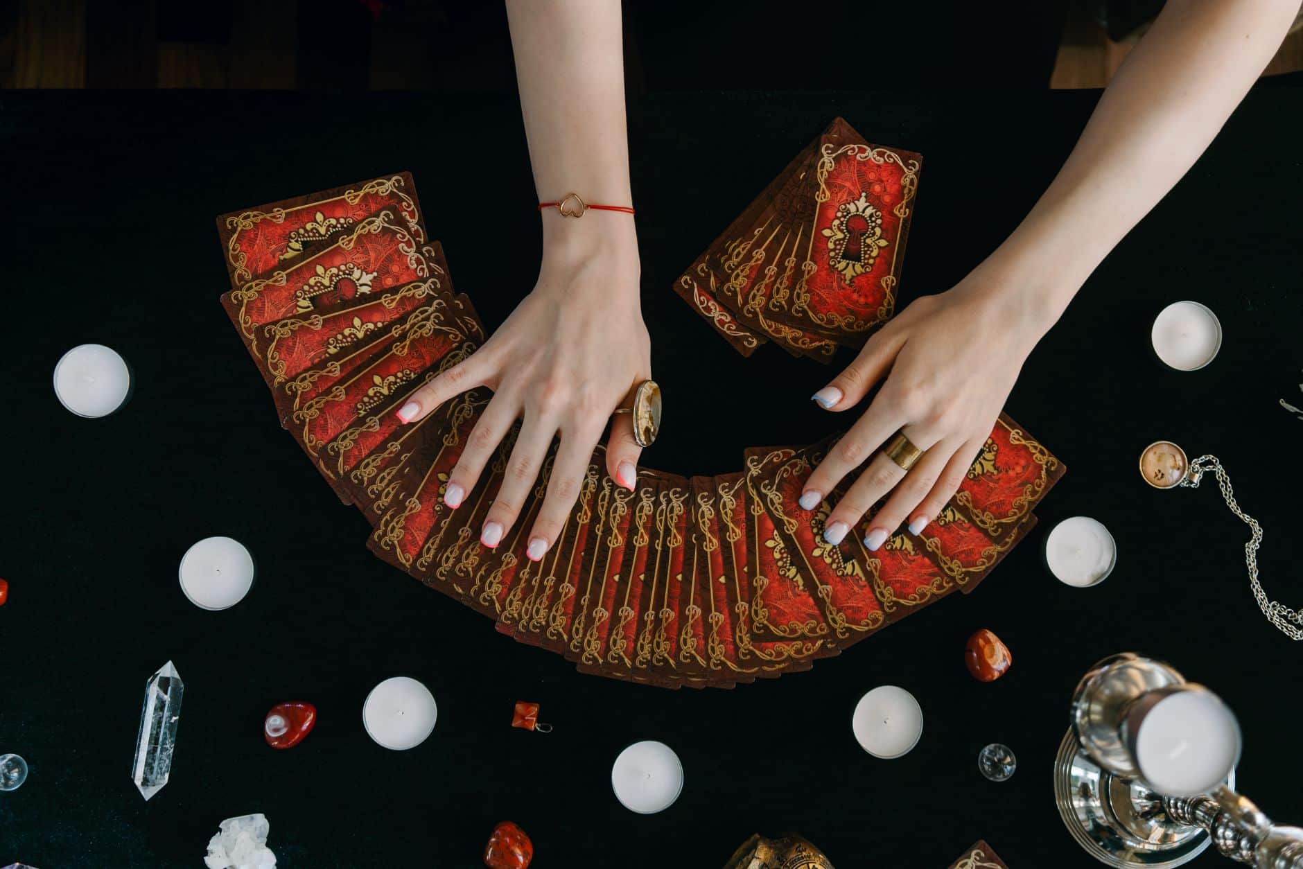 Cartes de tarot posées sur une table.