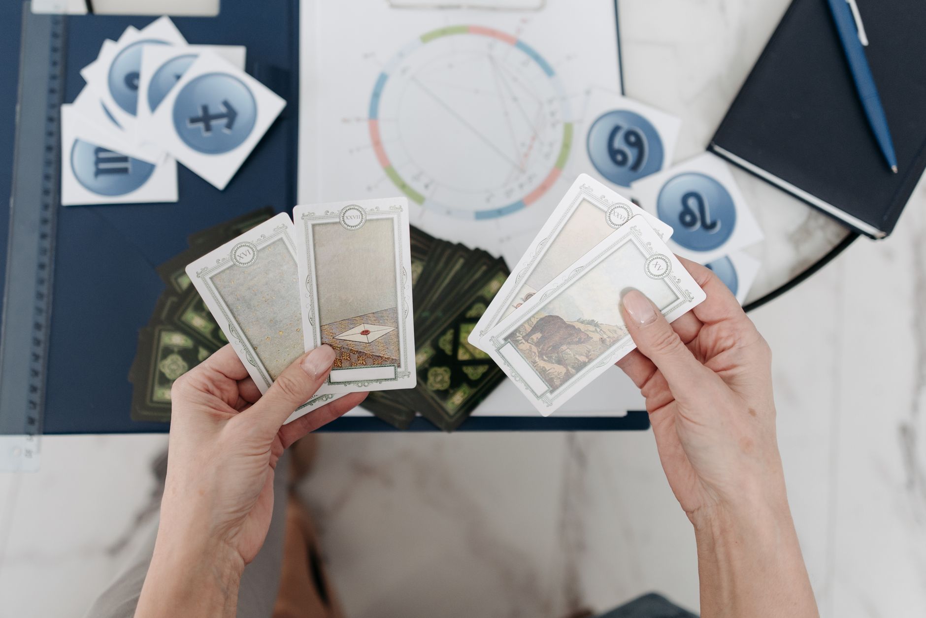 Cartes de tarot posées sur une table.