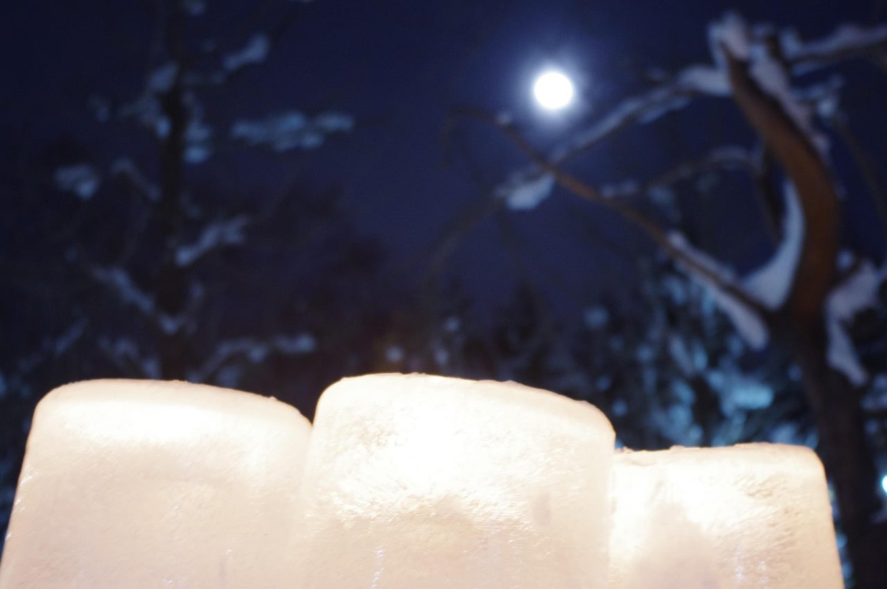 Bougies dans une ambiance lunaire.