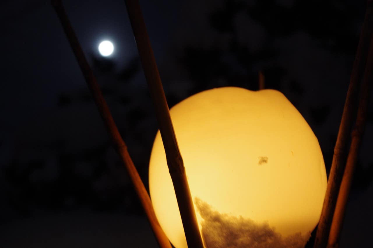 Bougies dans une ambiance lunaire.