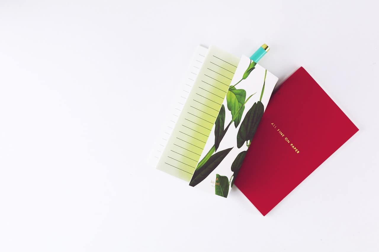 Nombres notes dans un carnet avec un stylo.