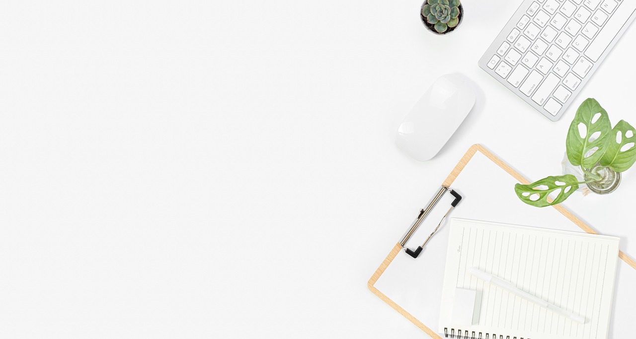 Carnet de notes ouvert sur un bureau.
