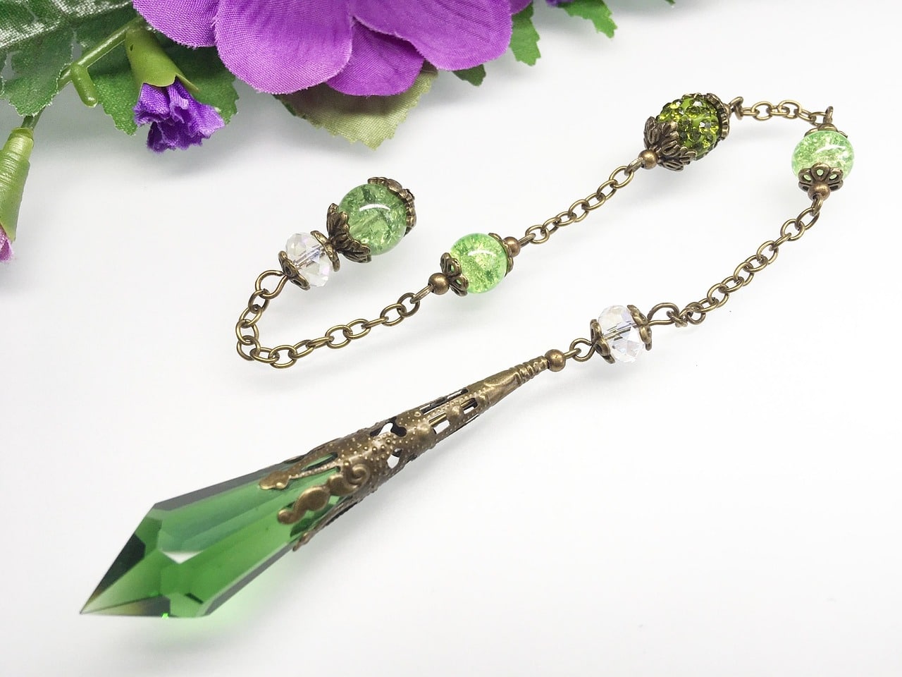 Pendule en cristal utilise comme support symbolique.
