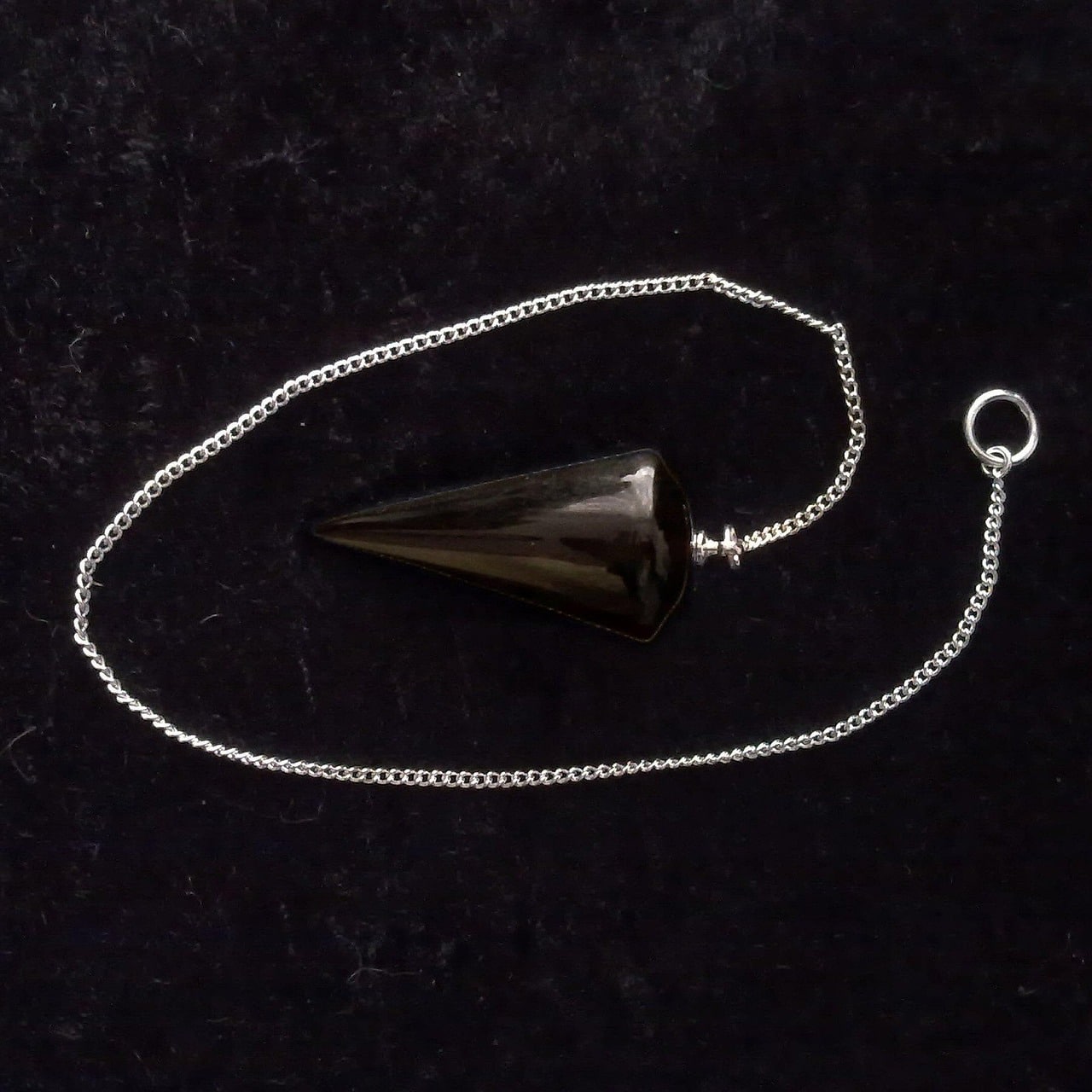 Pendule en cristal utilise comme support symbolique.