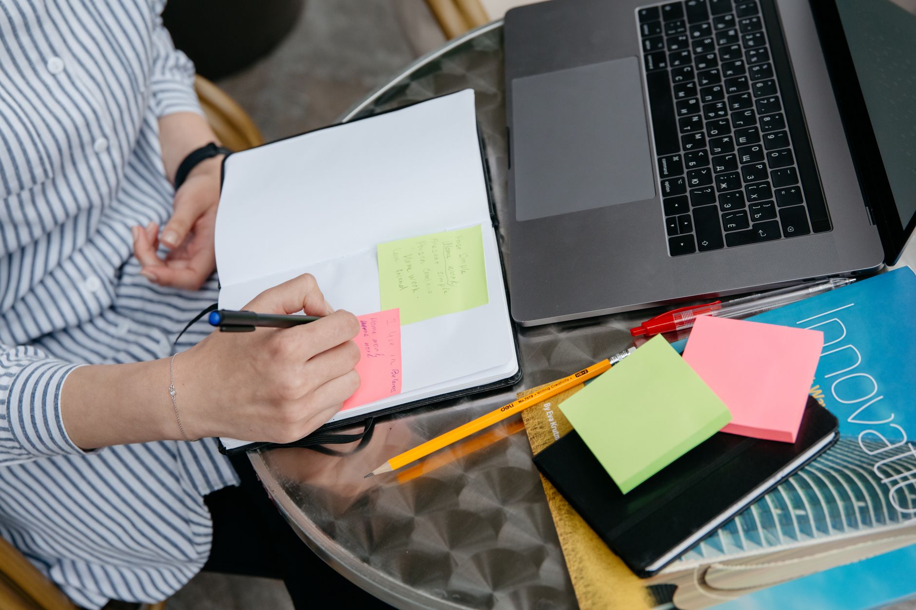 Carnet de notes ouvert sur un bureau.