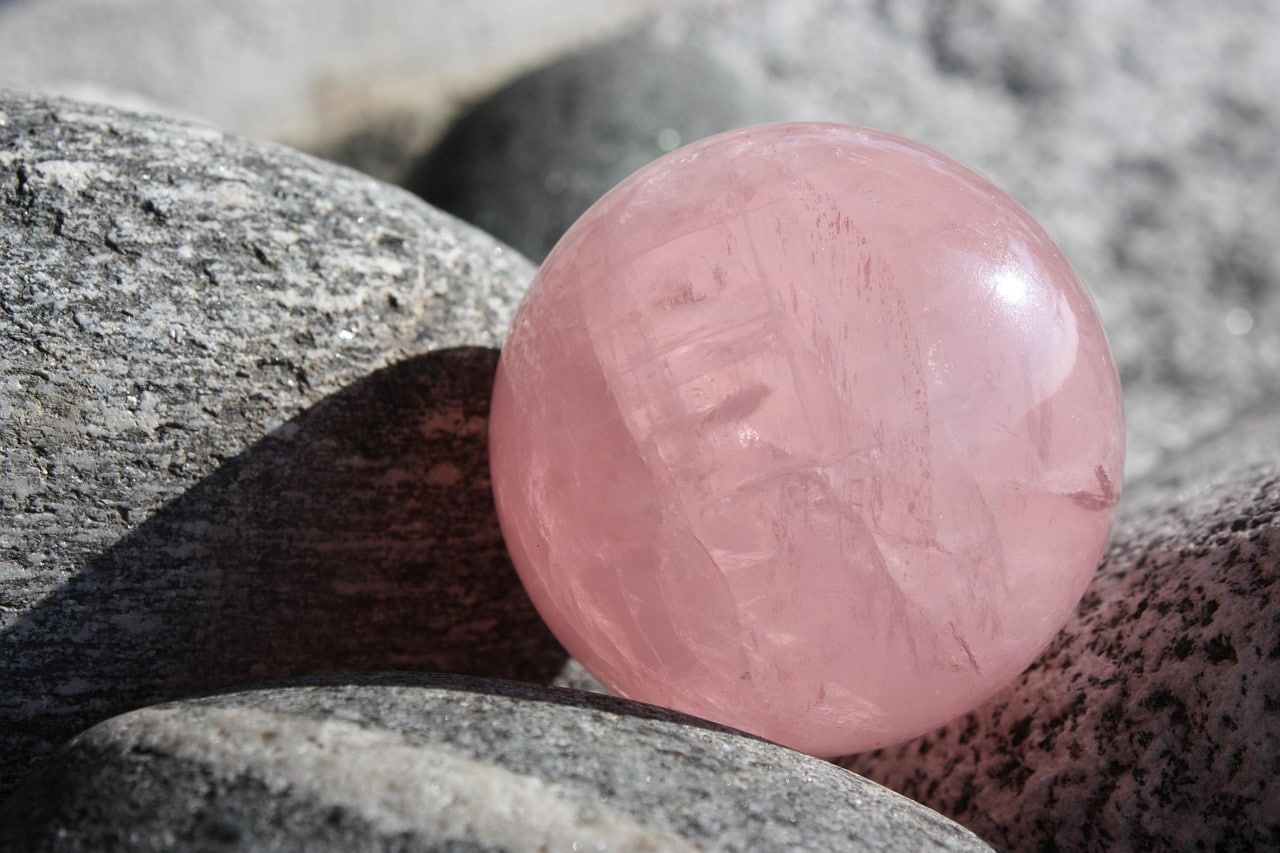 Pierre de quartz rose ou cristal en forme de coeur.