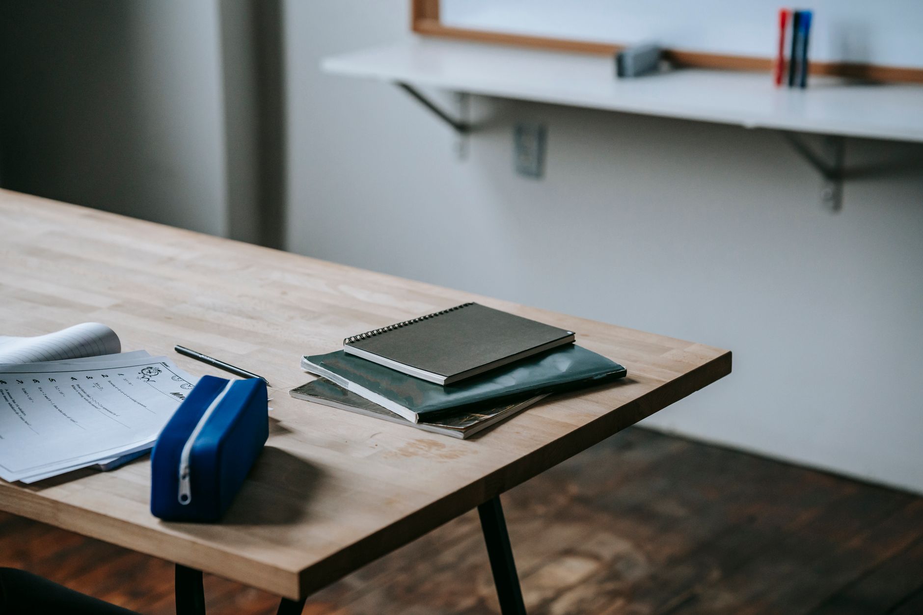 Carnet, stylo et calculatrice sur un bureau.