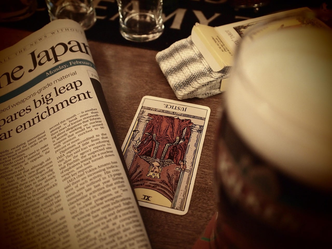 Cartes de tarot posees sur une table.