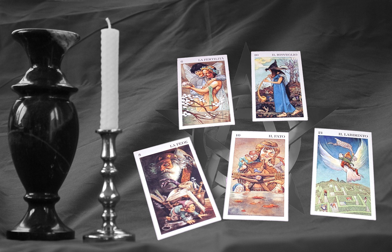 Cartes de tarot et bougies sur une table.