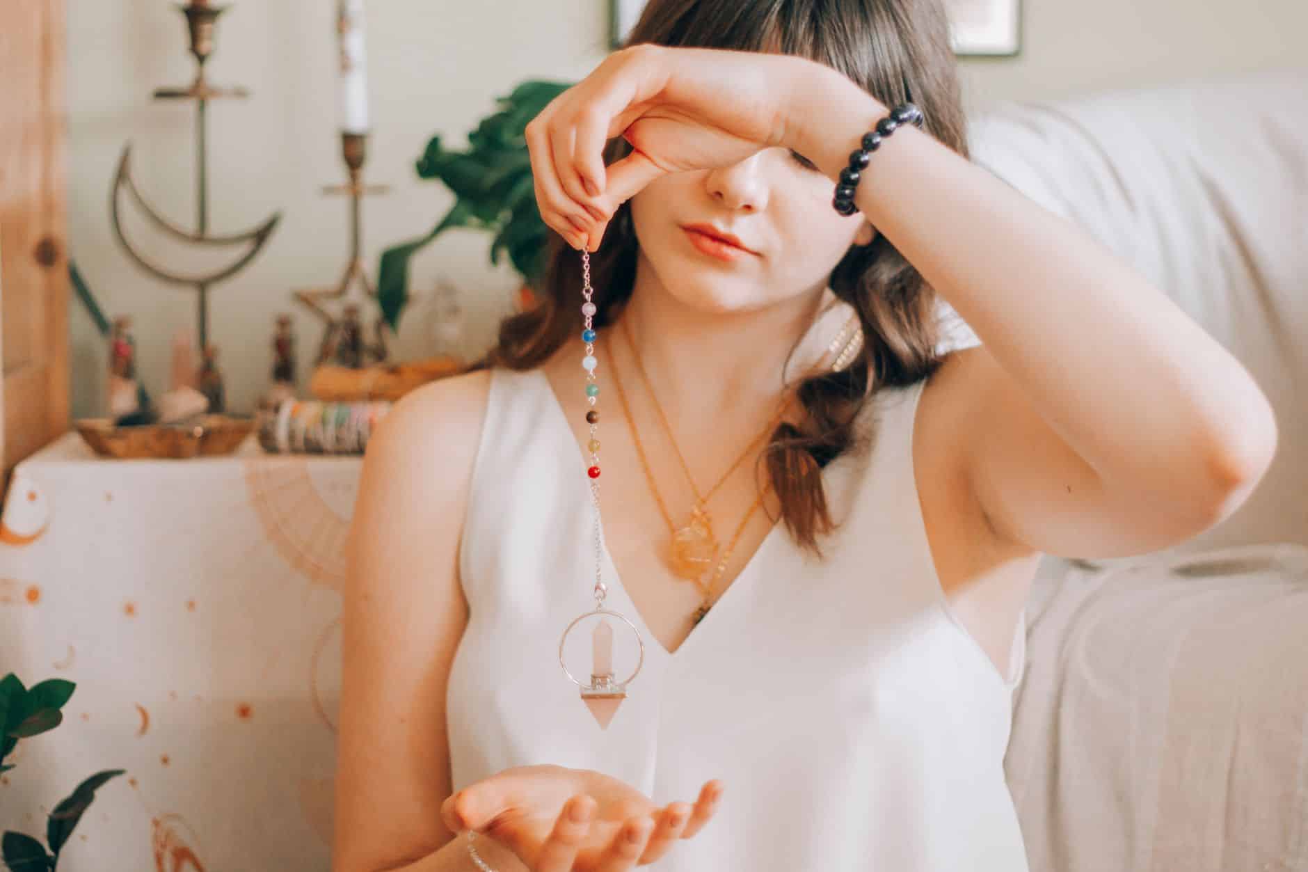 Pendule utilise comme support de divination.