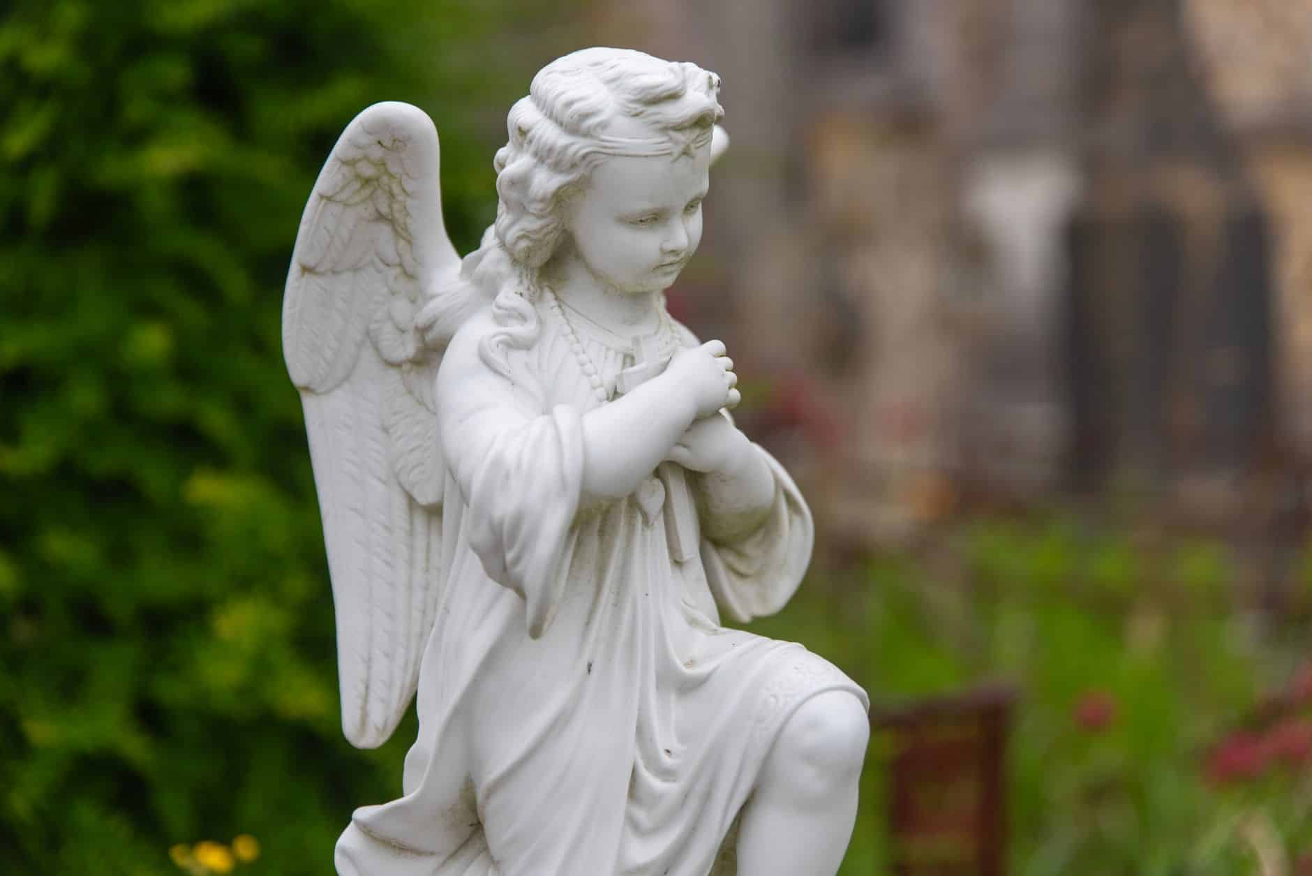 Ange gardien ou guide spirituel : différences symboliques et limites utiles