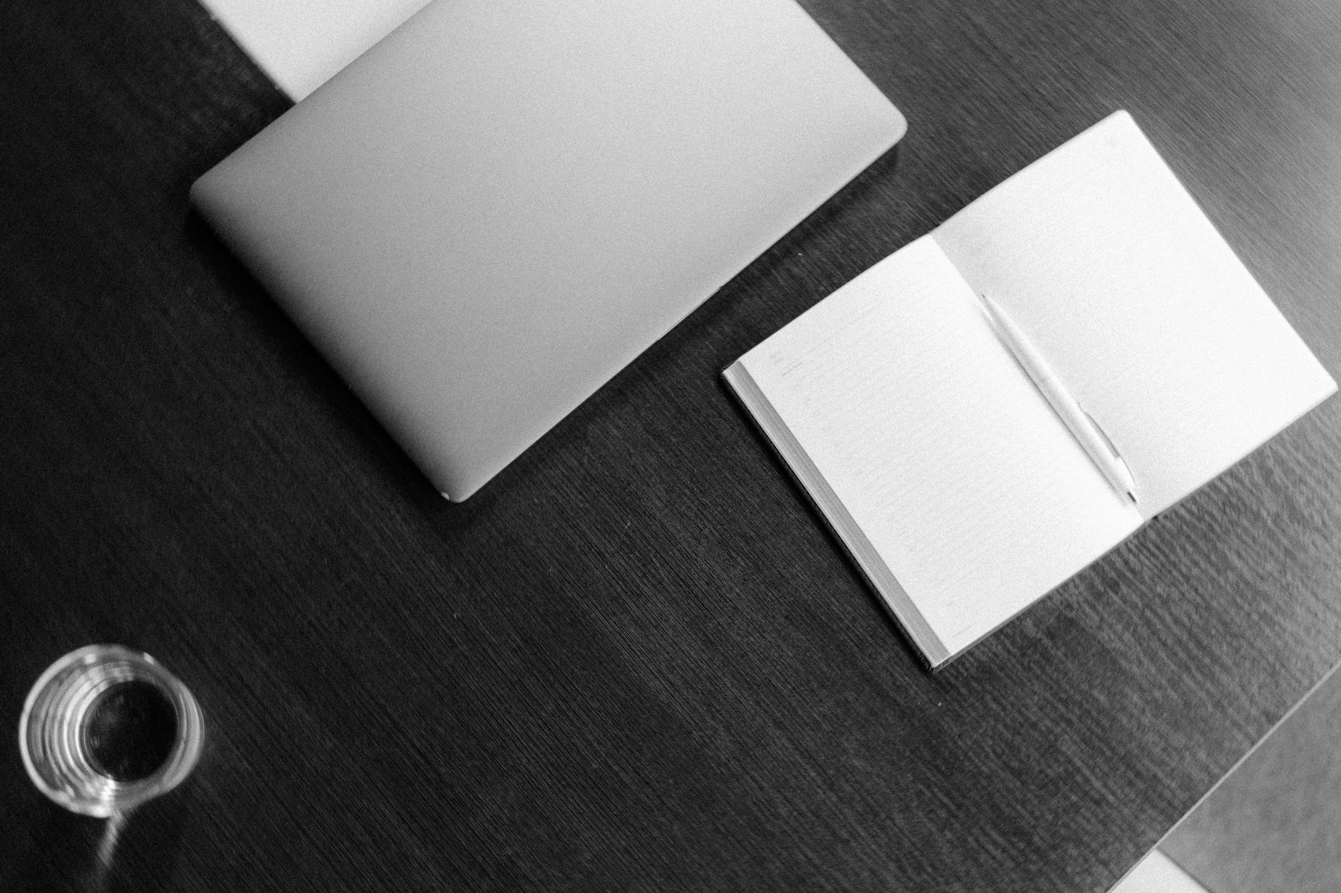 Bureau de travail avec carnet de notes.