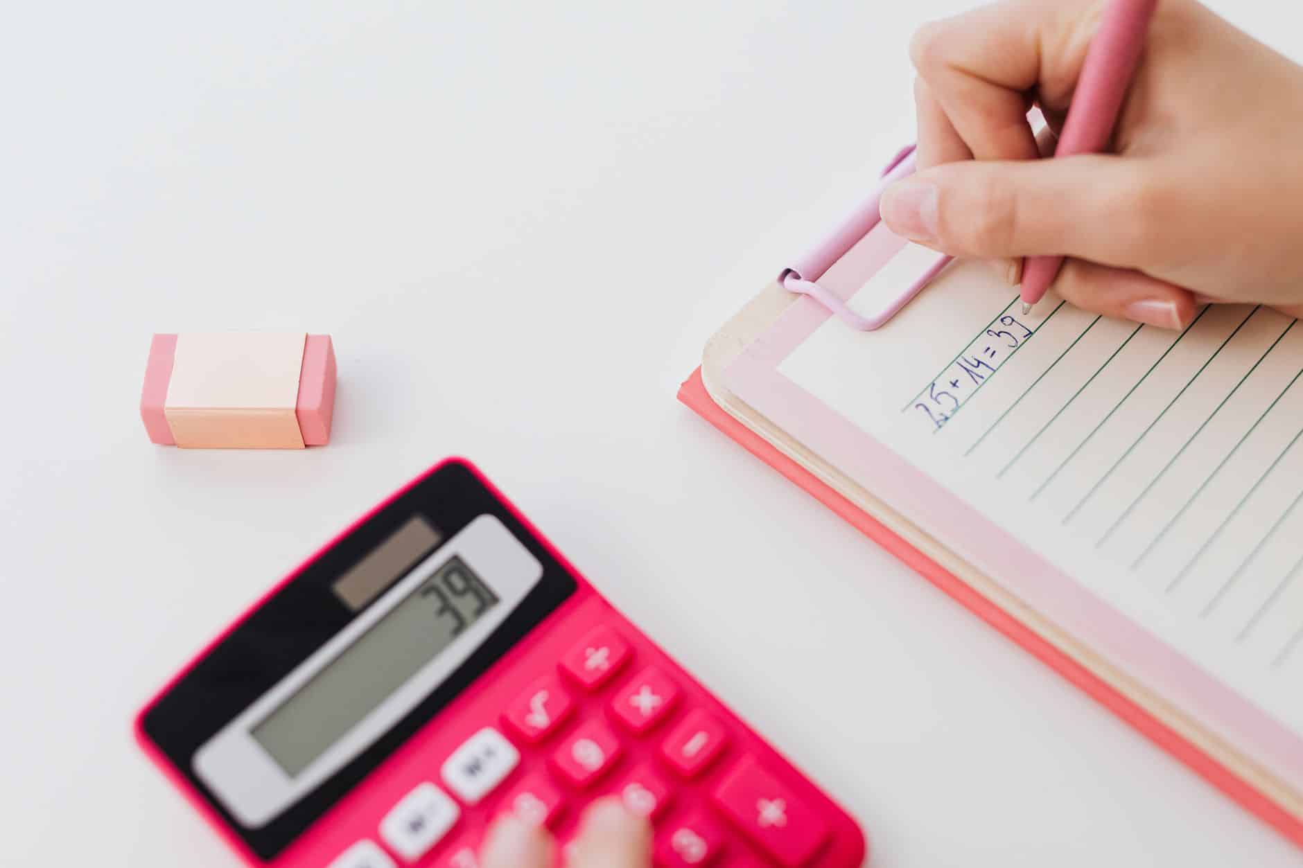 Carnet, stylo et calculatrice sur un bureau.