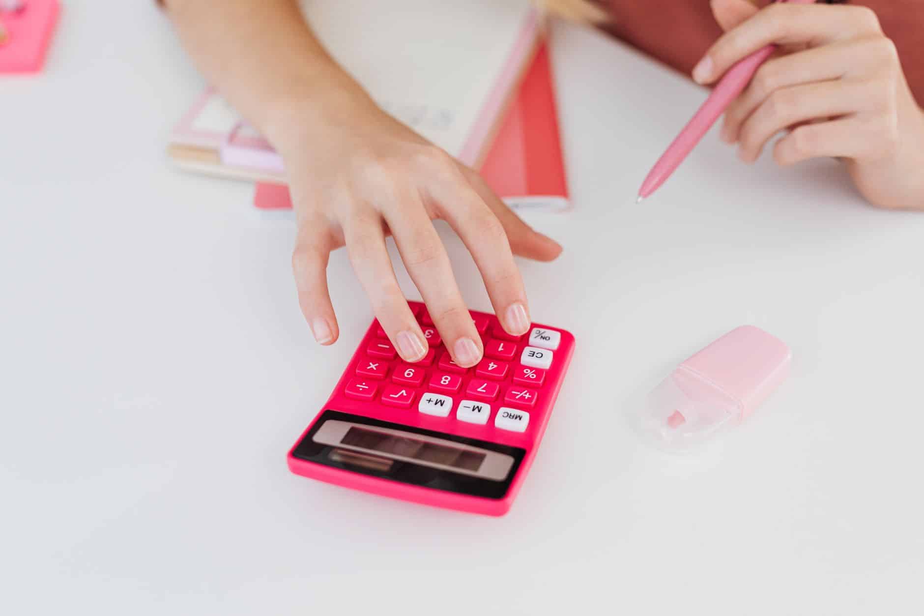 Carnet, stylo et calculatrice sur un bureau.