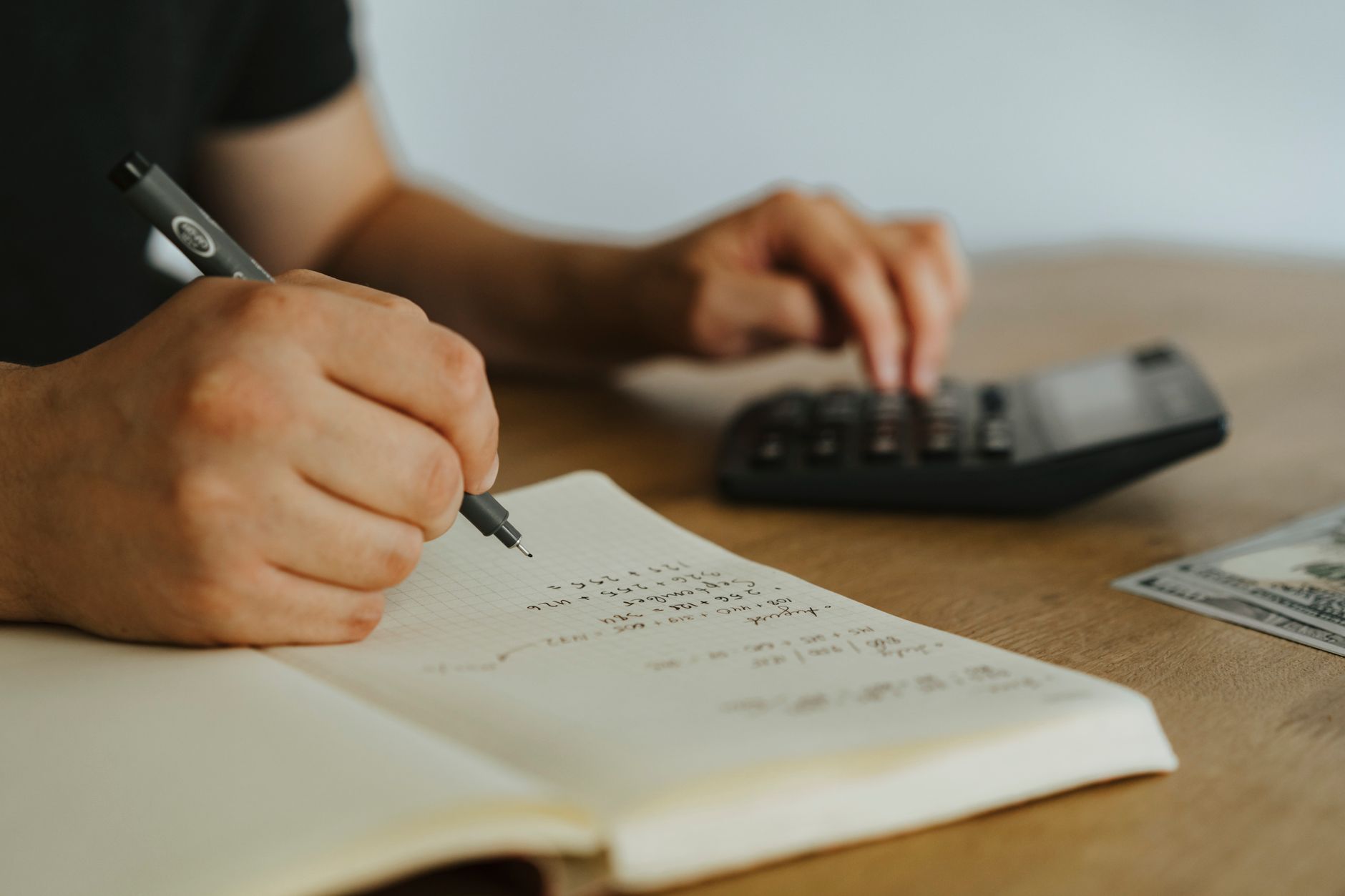 Carnet, stylo et calculatrice sur un bureau.