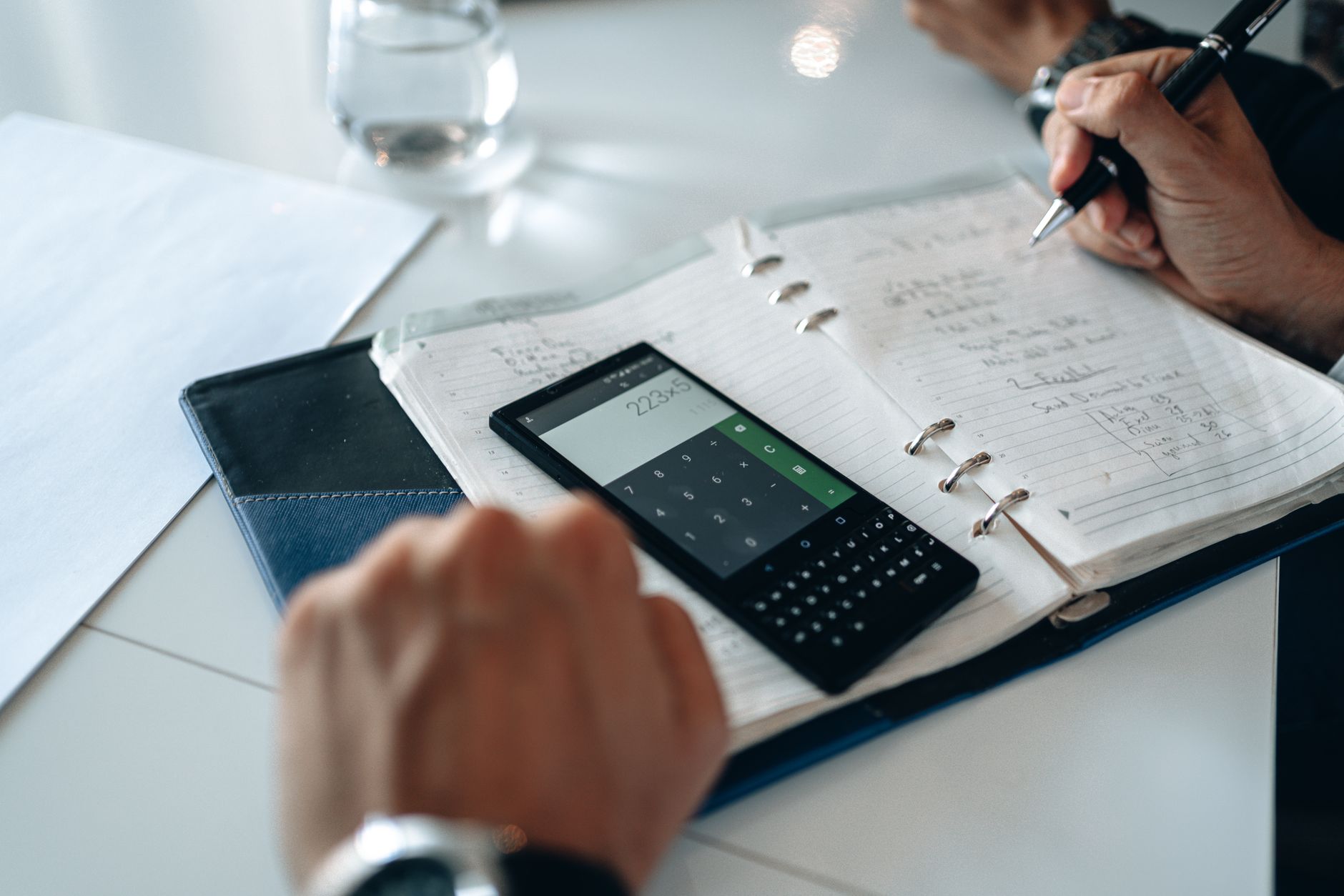 Carnet, stylo et calculatrice sur un bureau.