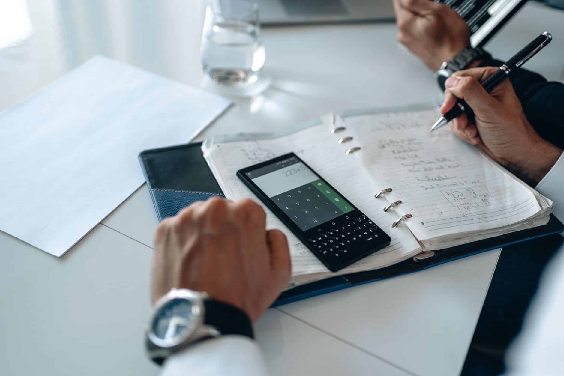Carnet, stylo et calculatrice sur un bureau.
