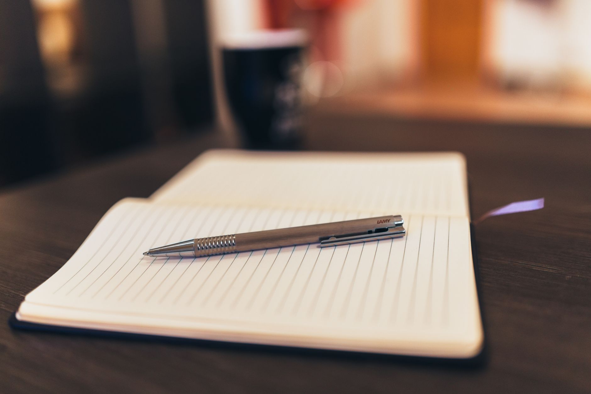 Nombres notes dans un carnet avec un stylo.
