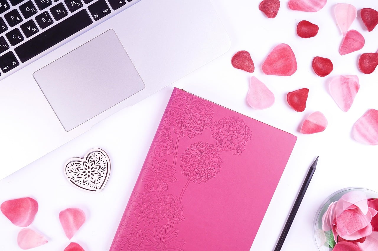 Carnet, stylo et calculatrice sur un bureau.