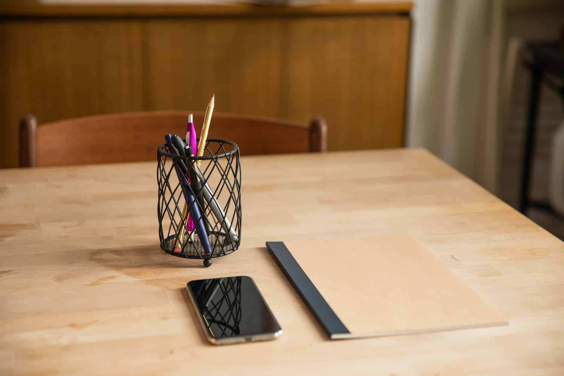 Carnet et stylo sur un bureau.