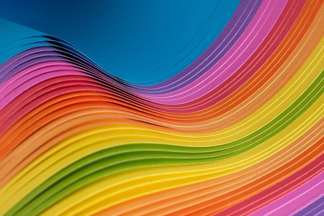 Roue de couleurs sur fond clair.