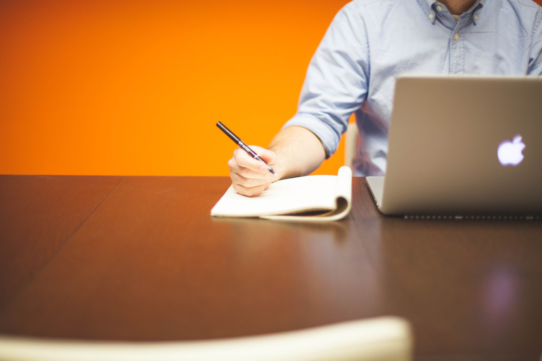 Carnet de notes ouvert sur un bureau.