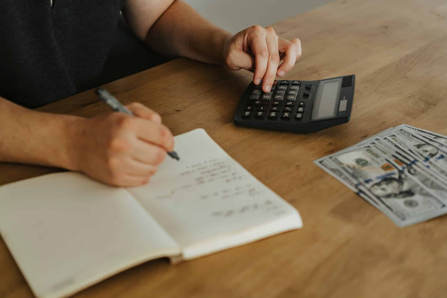 Carnet, stylo et calculatrice sur un bureau.