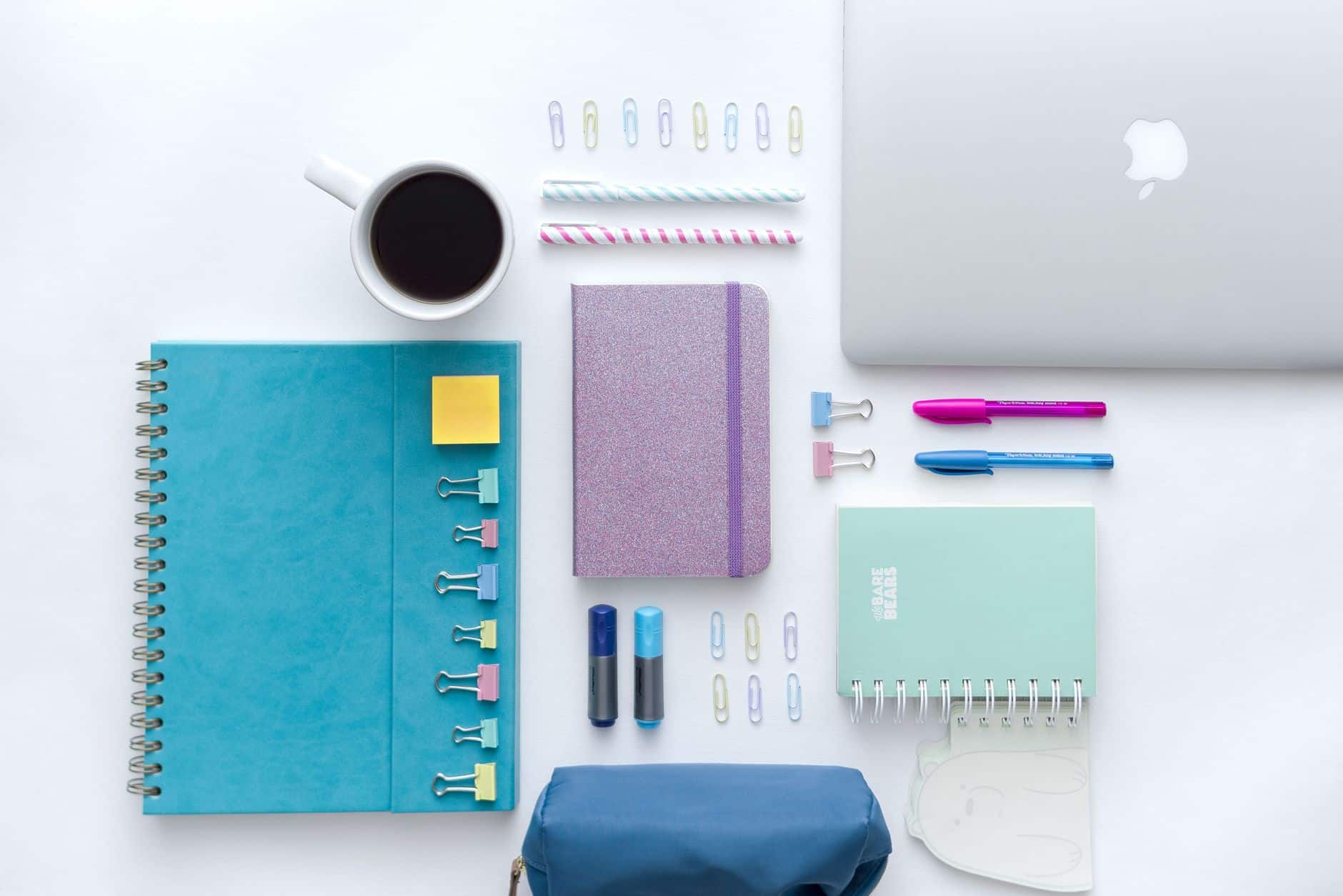 Bureau de travail avec carnet de notes.