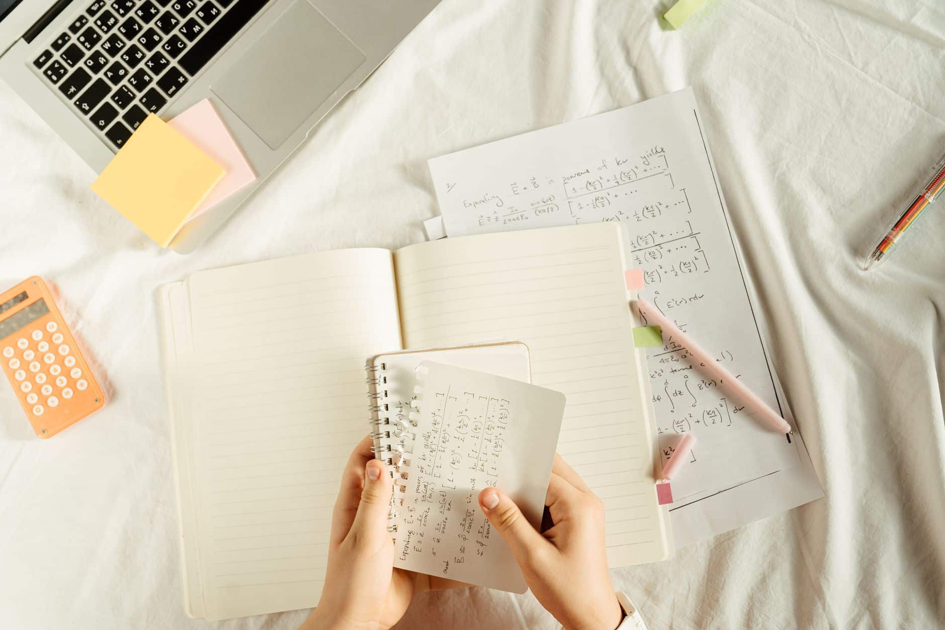 Carnet, stylo et calculatrice sur un bureau.
