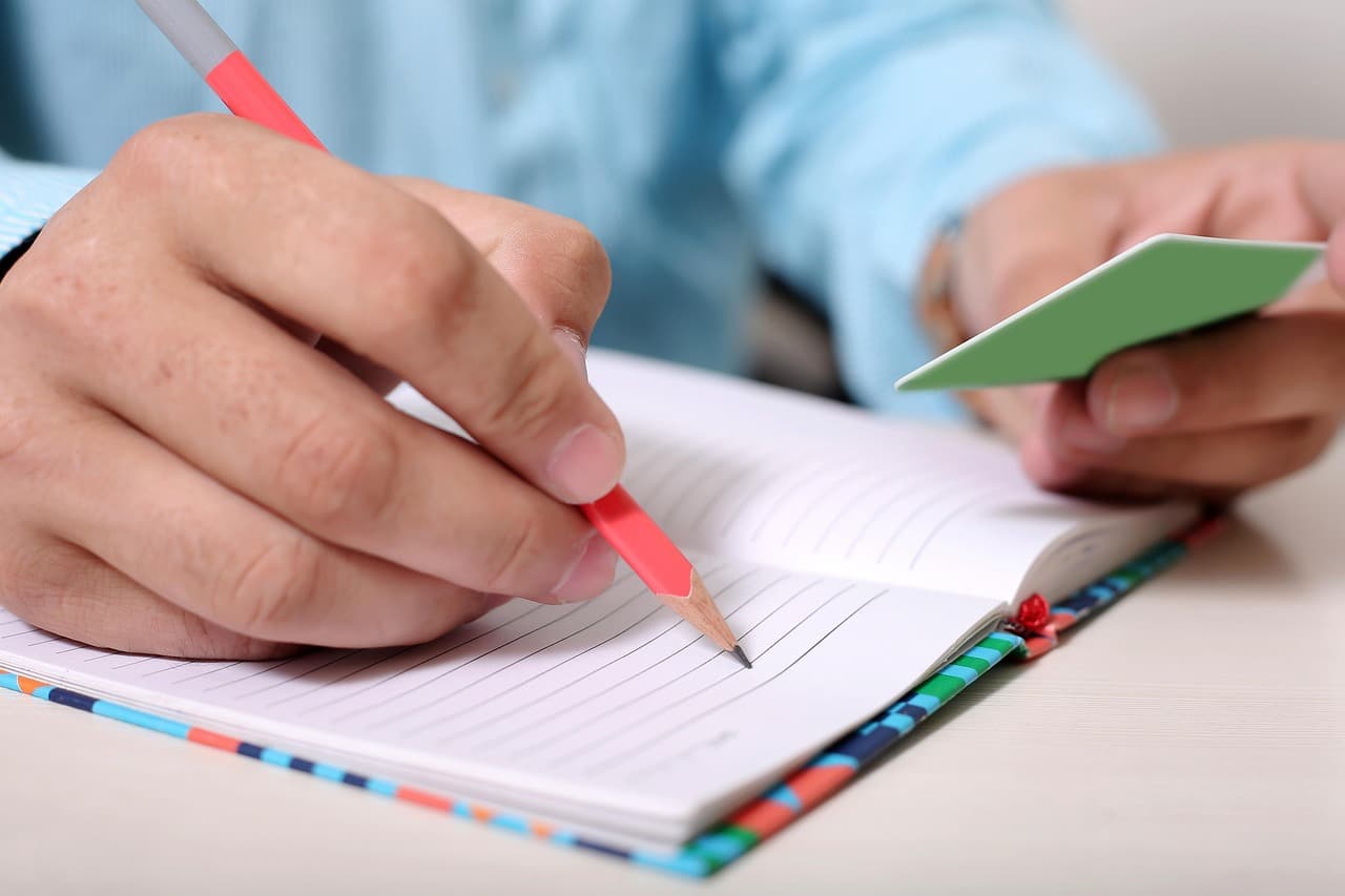 Personne en meditation avec les mains posees.