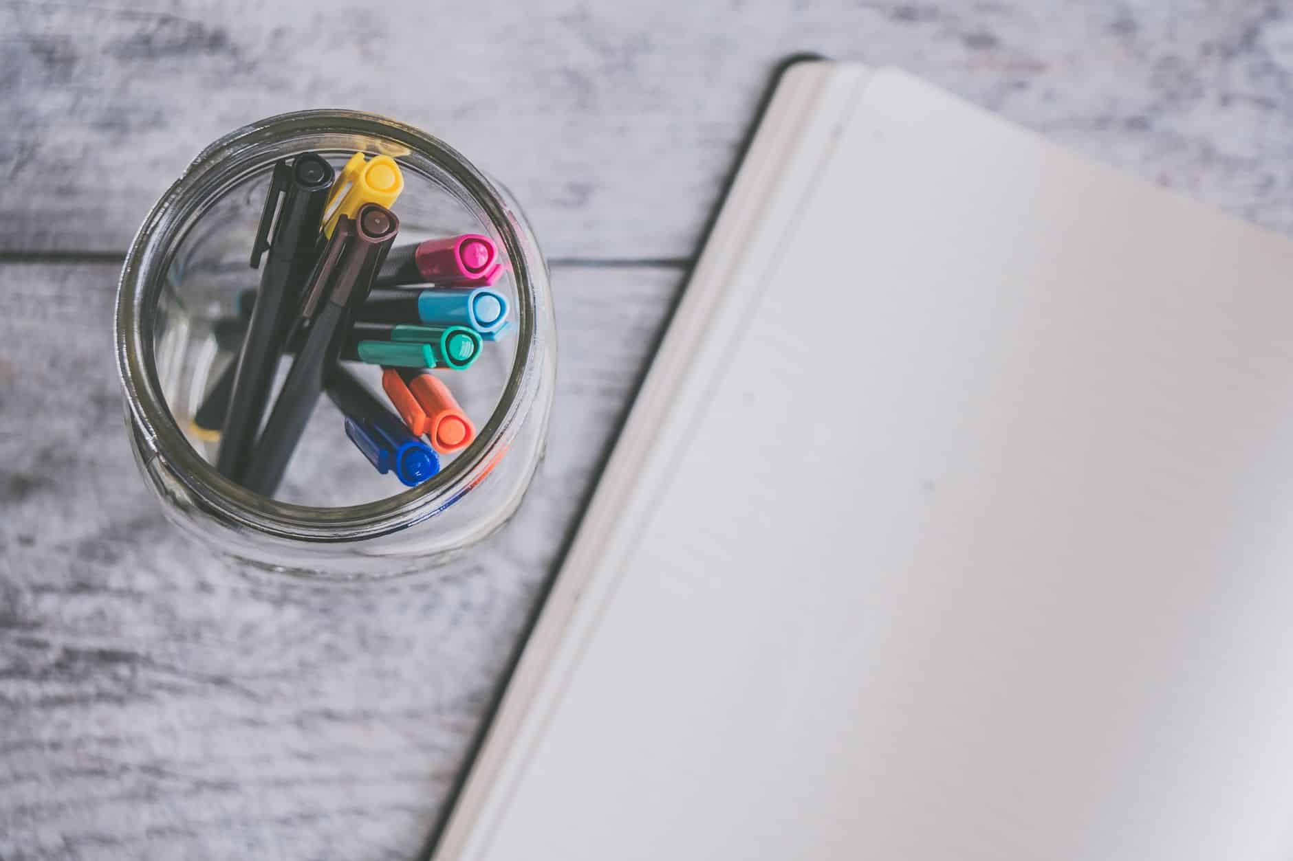 Carnet et stylo sur un bureau.