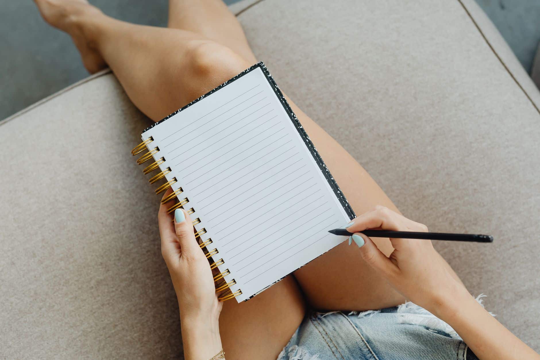Carnet, stylo et calculatrice sur un bureau.