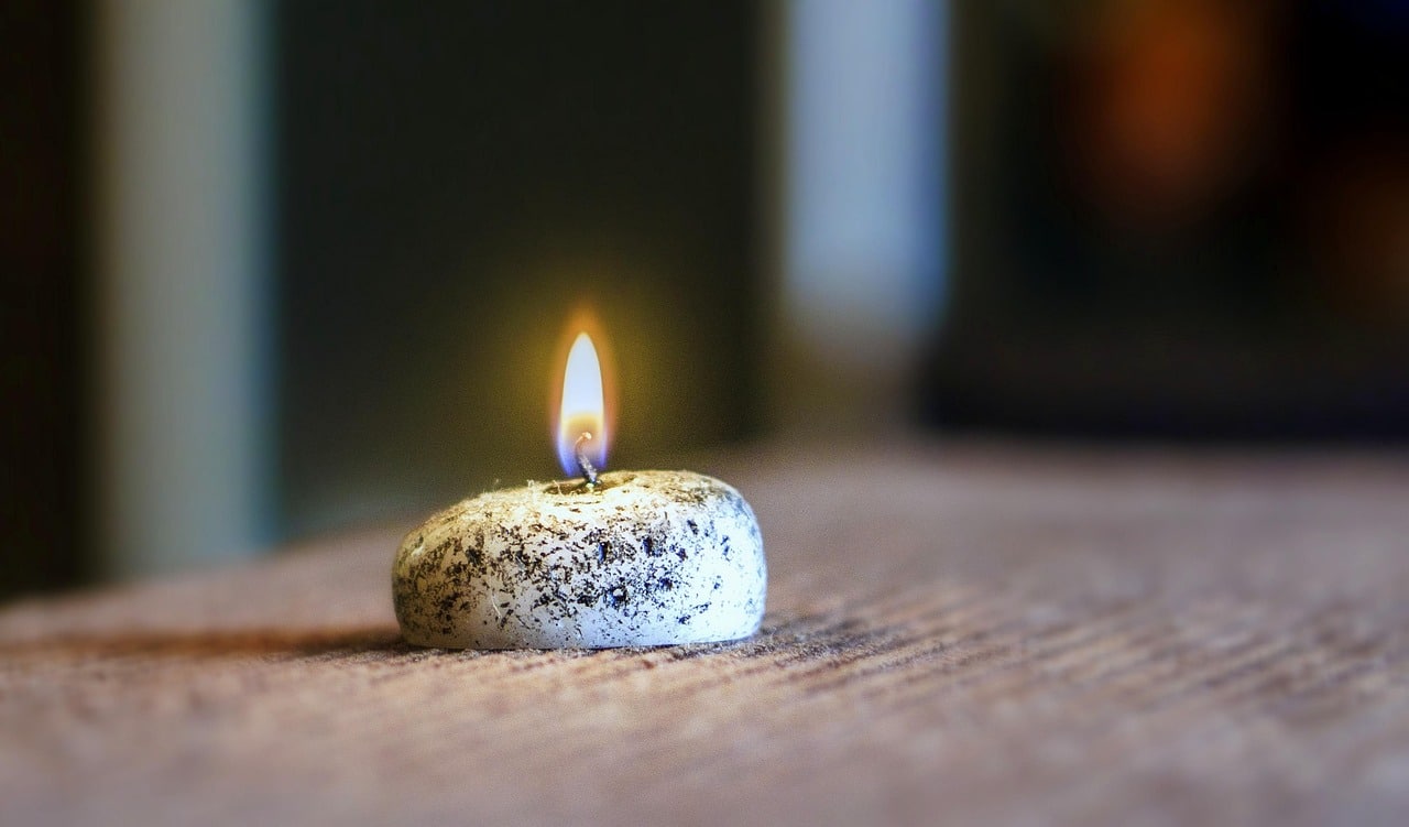 Bougie allumee dans une ambiance de meditation.